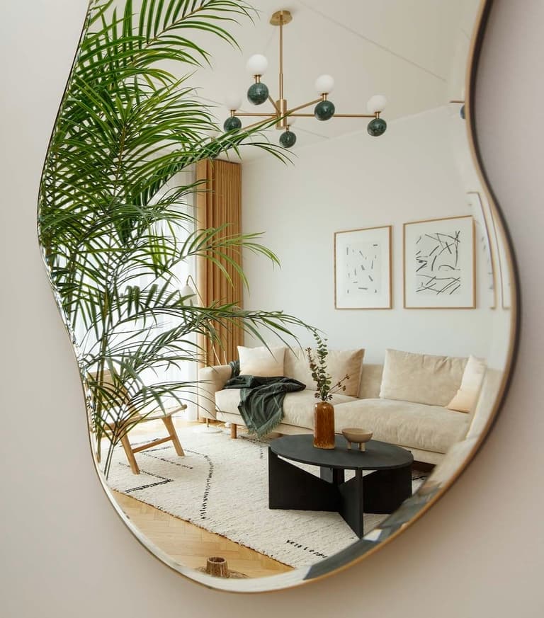 Salon avec miroir ovale et formes organiques