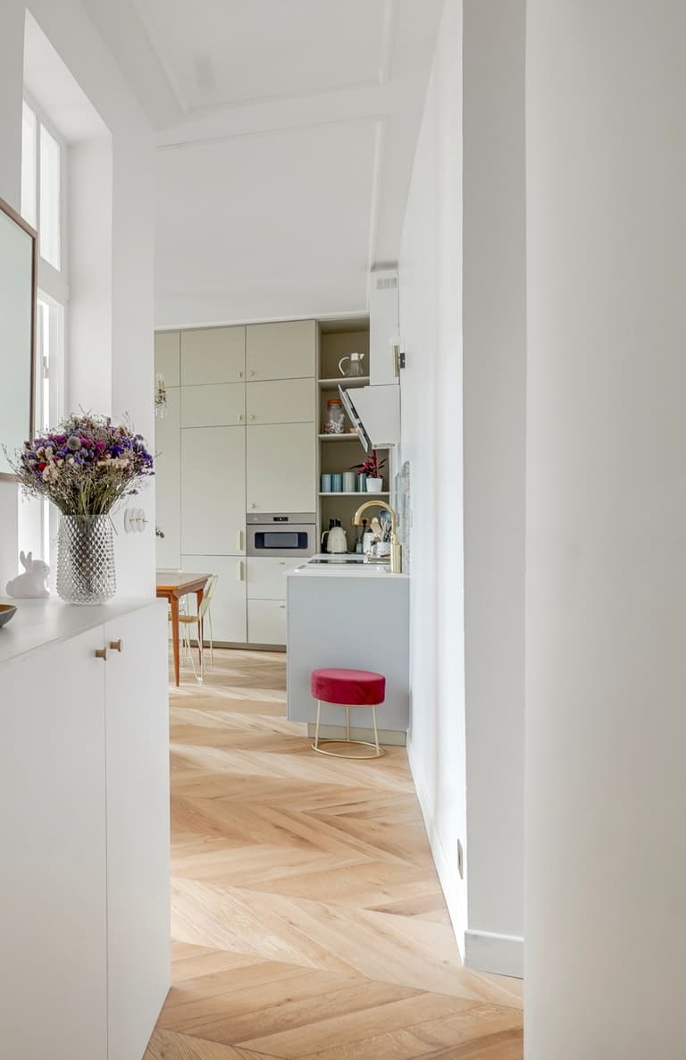 appartement haut en couleur salon vert de gris rose fushia