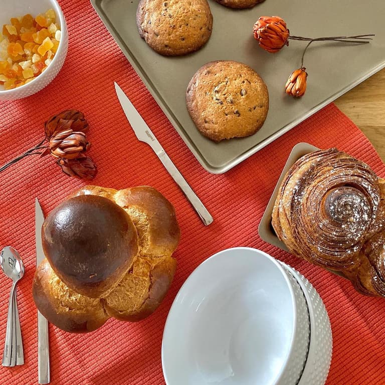 Table de brunch avec vaisselle blanche et détails terracotta