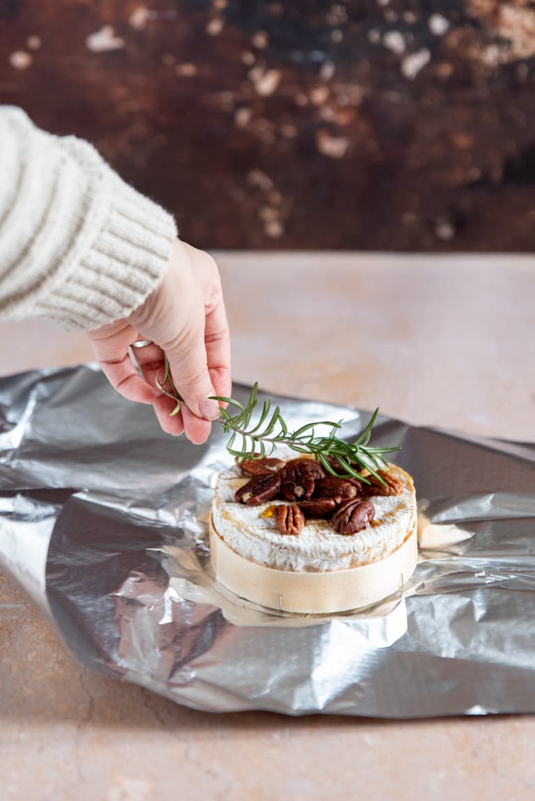 Camembert quadrillé garni de sirop d'érable, noix de pécan et romarin