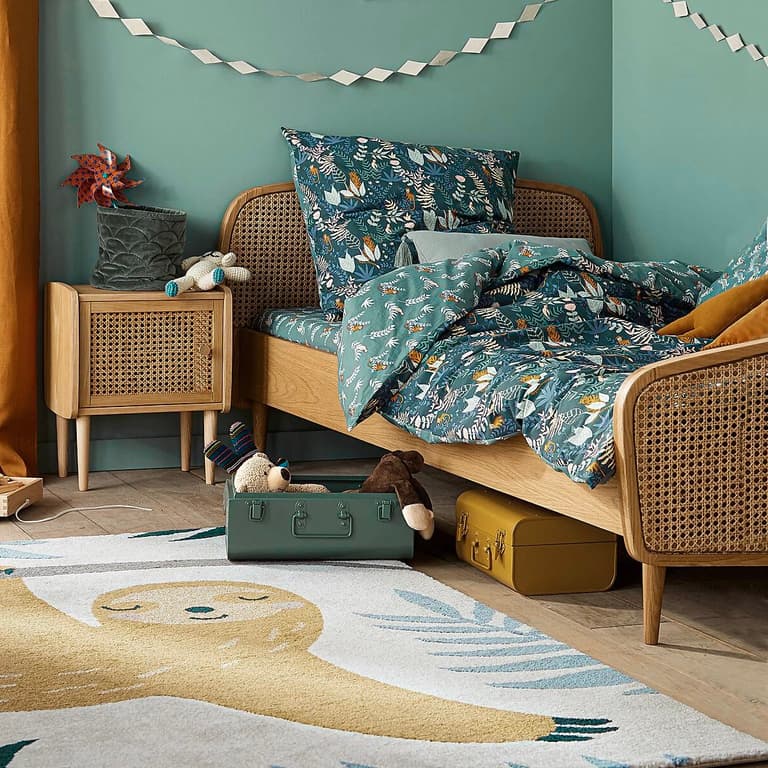 chambre enfant moderne chic bois mur vert