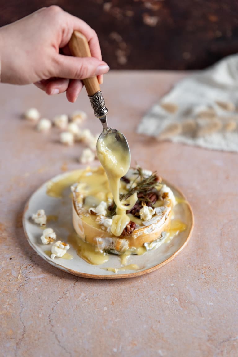 Camembert fondu au sirop d'érable servi à la cuillère