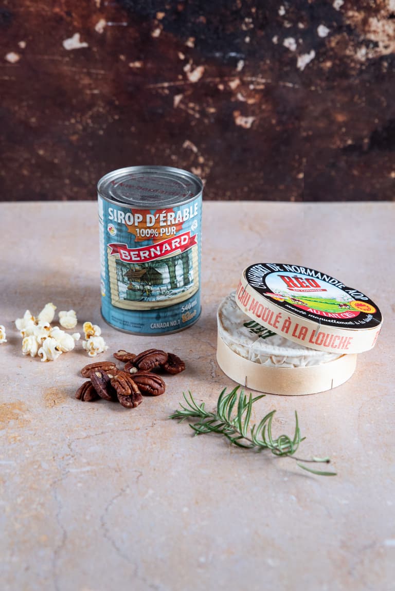 Camembert entier, noix de pécan, sirop d'érable et romarin