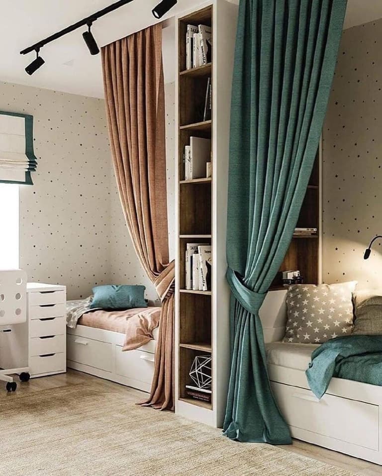 lit simple blanc rideaux épais rose vert canard tapis gris coussin étoile grise suspension métallique noire