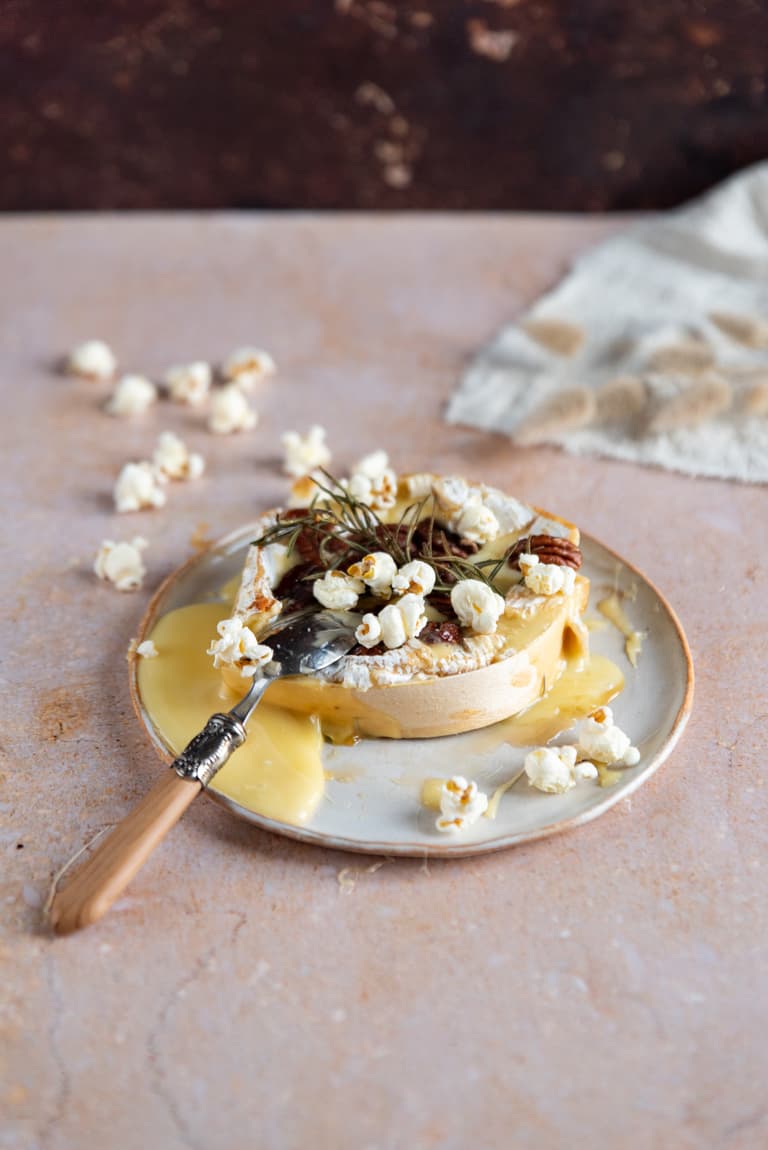 Pop-corn servi avec un camembert rôti sucré-salé