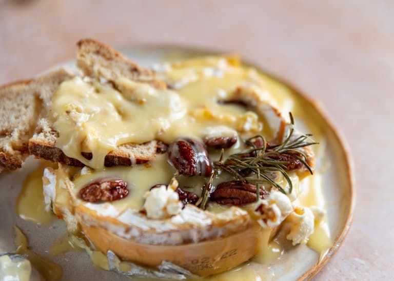 Camembert au four fondant au sirop d'érable, noix de pécan et romarin