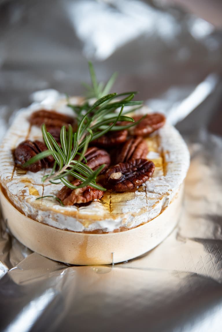 Camembert rôti au four avec romarin et noix de pécan