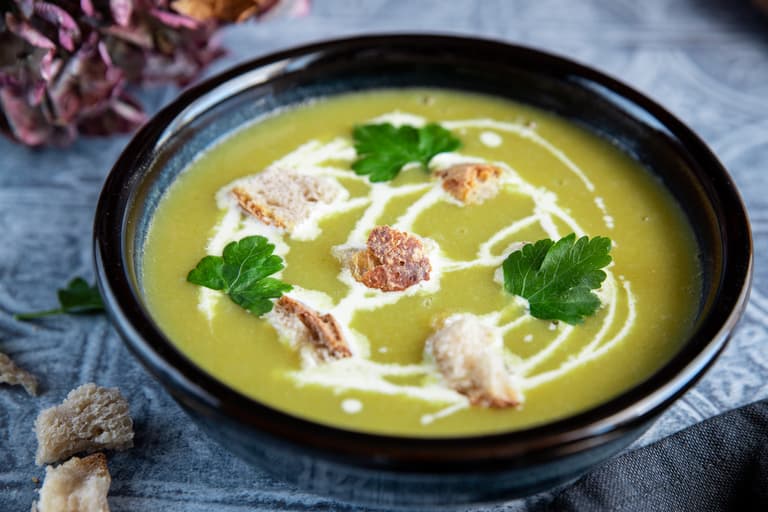 soupe miso poireaux dressage crème fraîche persil crouton