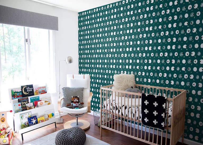 inspi deco chambre enfant parquet bois papier peint bleu canard