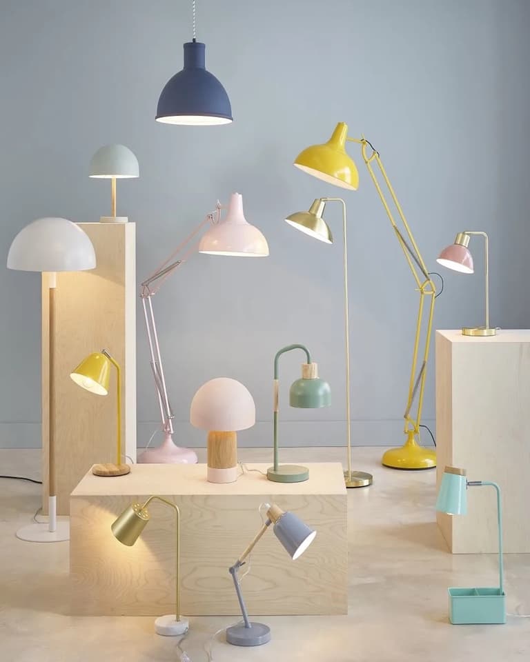 Lampes minimalistes couleurs design pour chevet