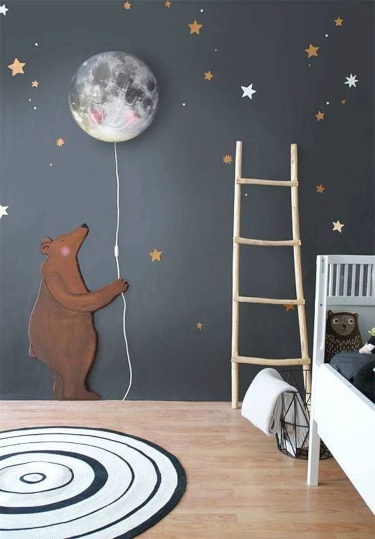 mur bleu foncé deco murale stickers papier peint échelle bois lit enfant blanc tapis rond