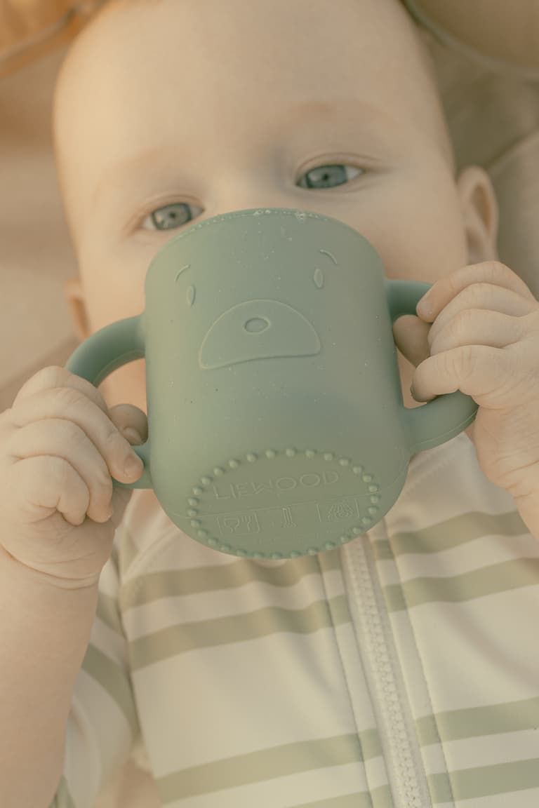 apprendre nourrisson bébé à boire verre autonomie