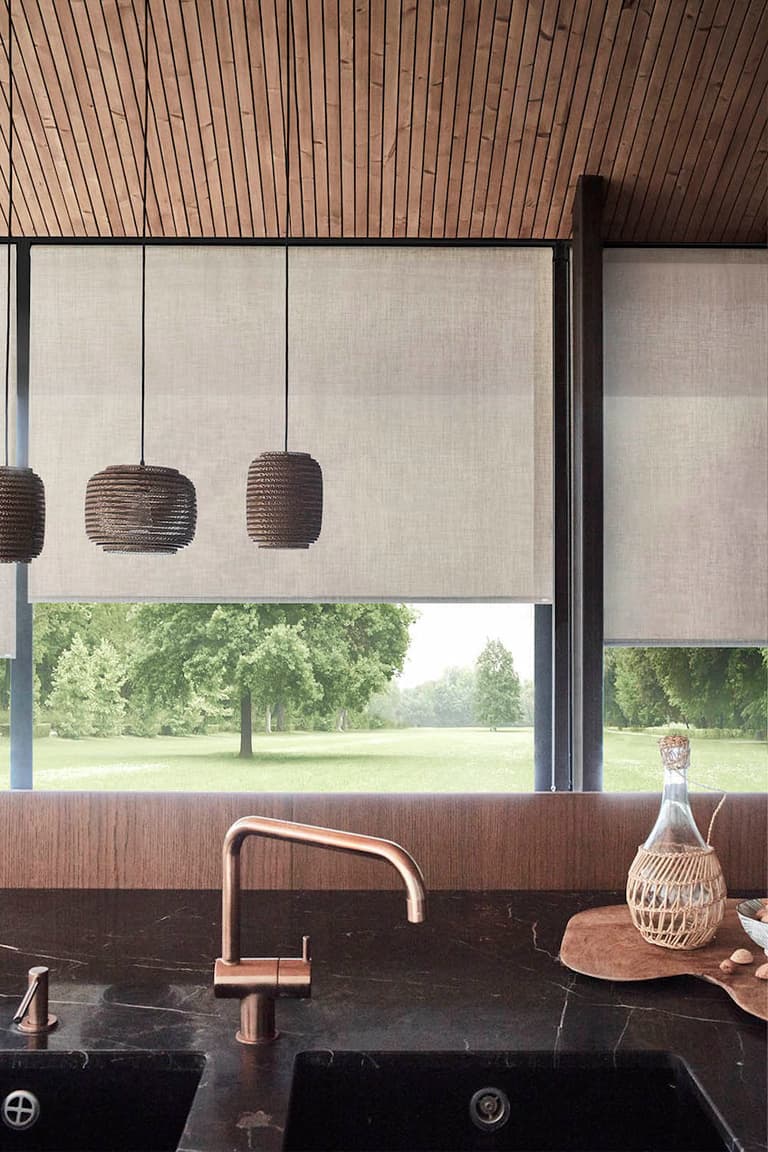 cuisine rustique marbre noir store blanc beige baie vitrée suspension