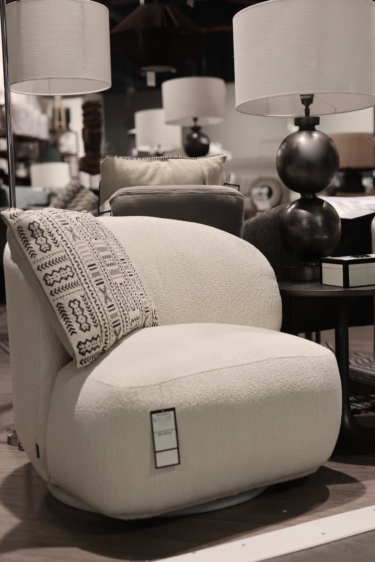 fauteuil rond bas design tissu blanc bouclette