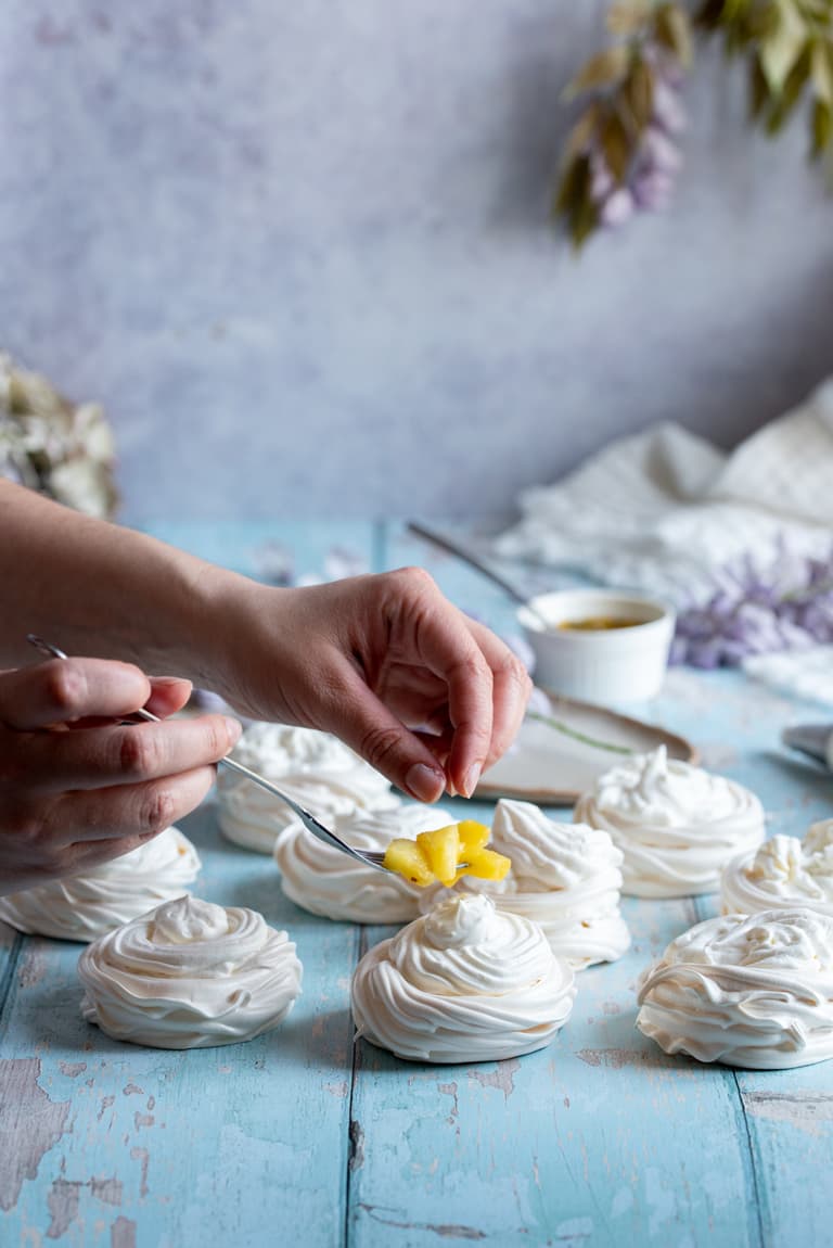 Pavlova garnie d’ananas rôti et de fruit de la passion