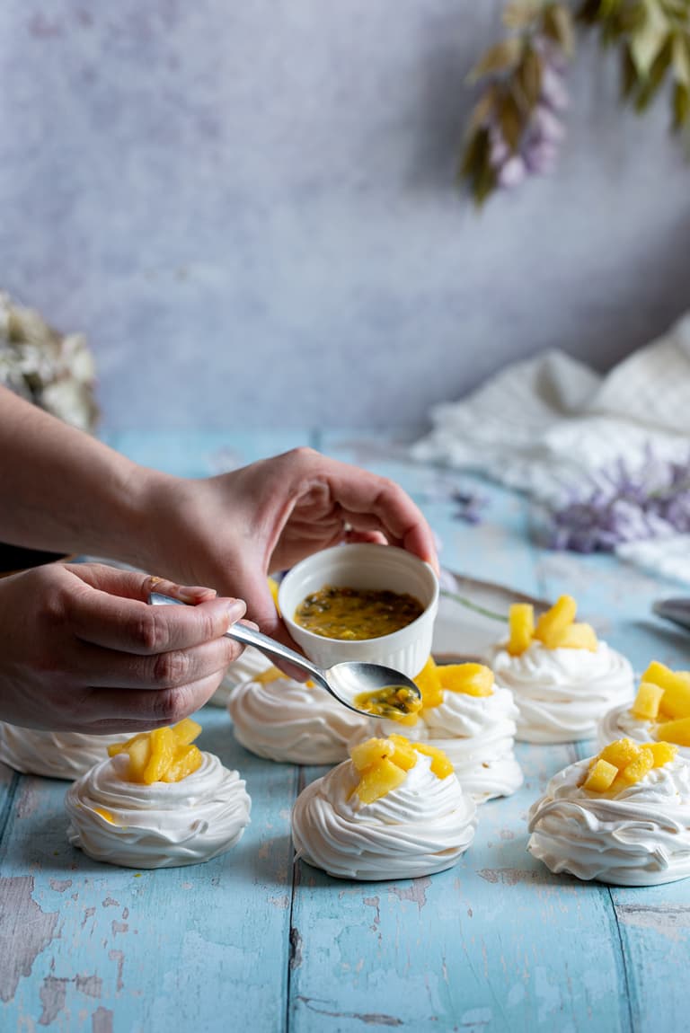 Pulpe de fruit de la passion versée sur une pavlova