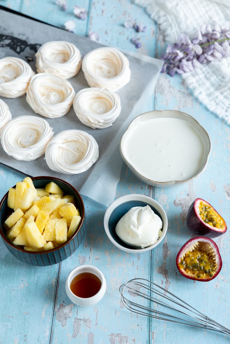 Ingrédients des pavlovas individuelles aux fruits exotiques