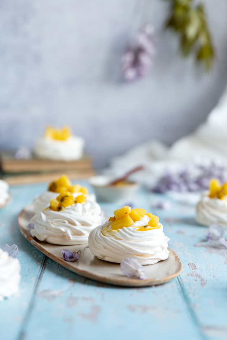Dessert de meringue aux fruits frais jaunes