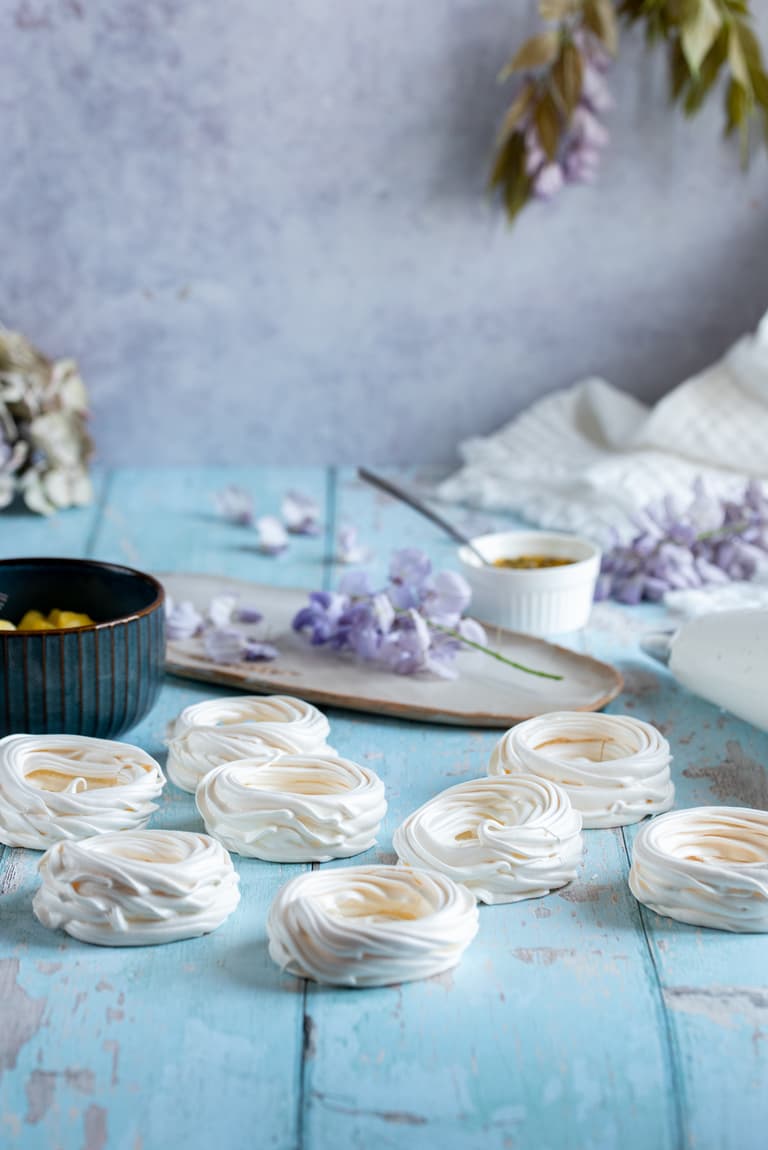 Nid de meringue blanche poché avant cuisson