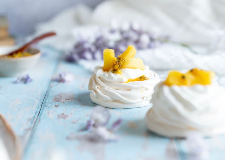 Pavlova individuelle aux fruits exotiques, ananas rôti et fruit de la passion