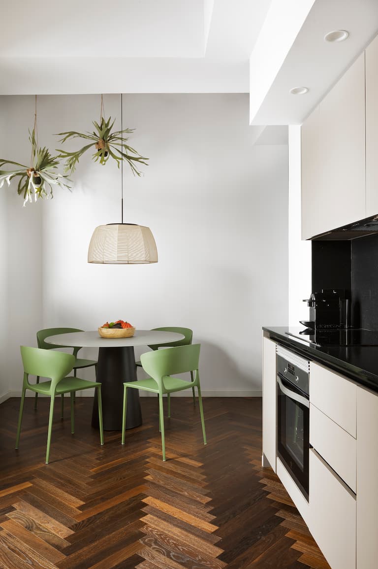 plante suspendue pot fleur aérien cuisine beige invisible