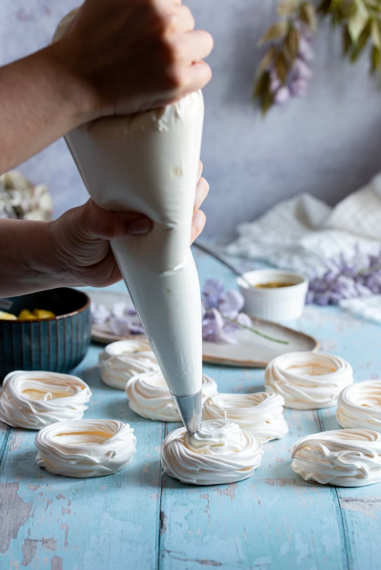 Chantilly au mascarpone pochée sur une meringue