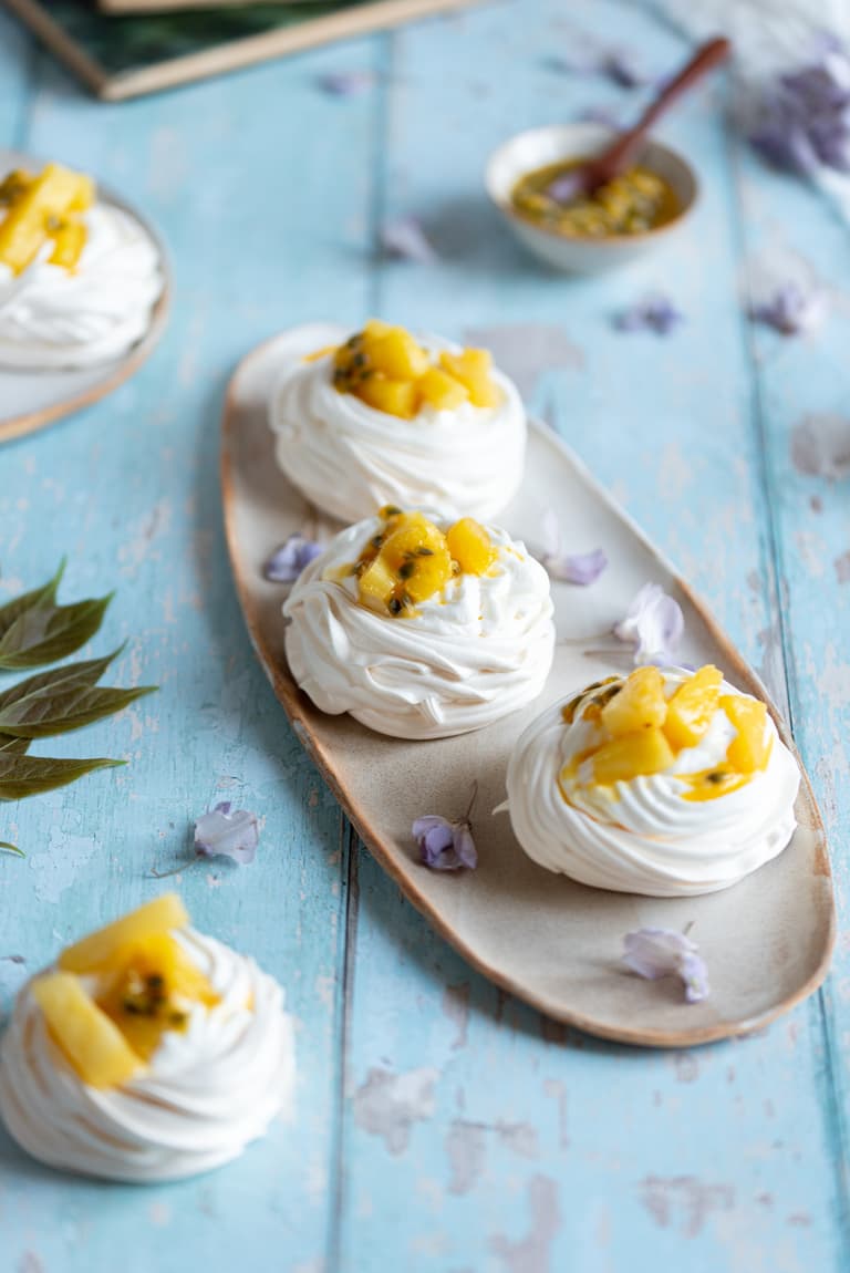 Pavlovas individuelles garnies d’ananas et de fruit de la passion