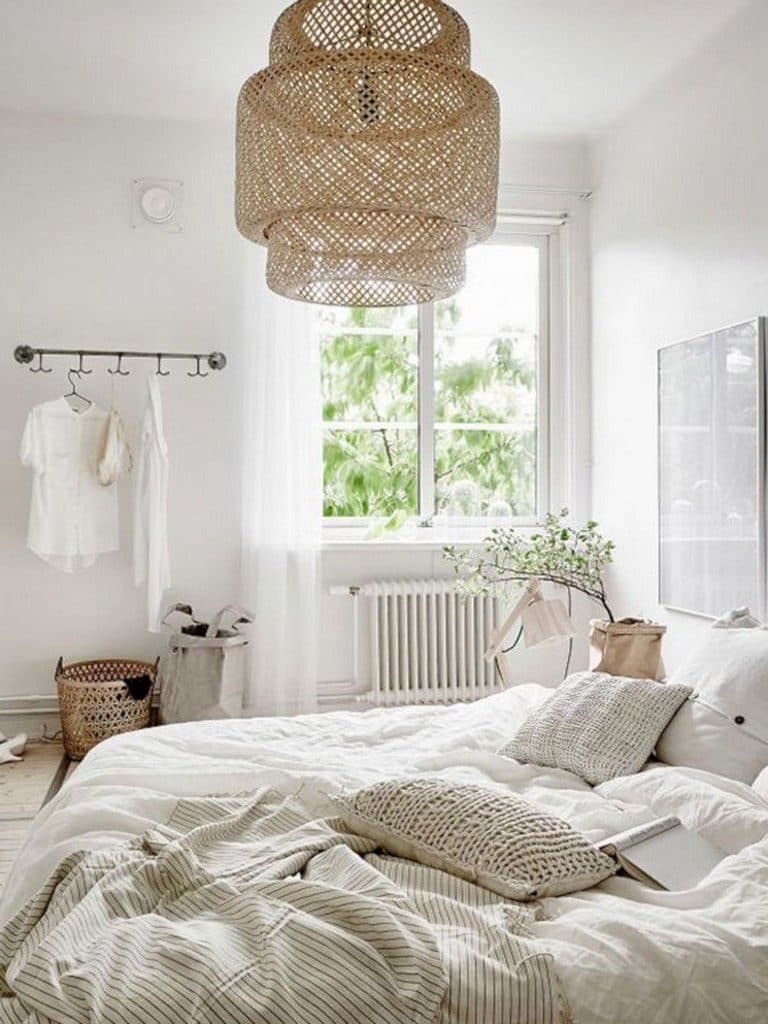 total look blanc chambre épurée lumineux lustre panier osier