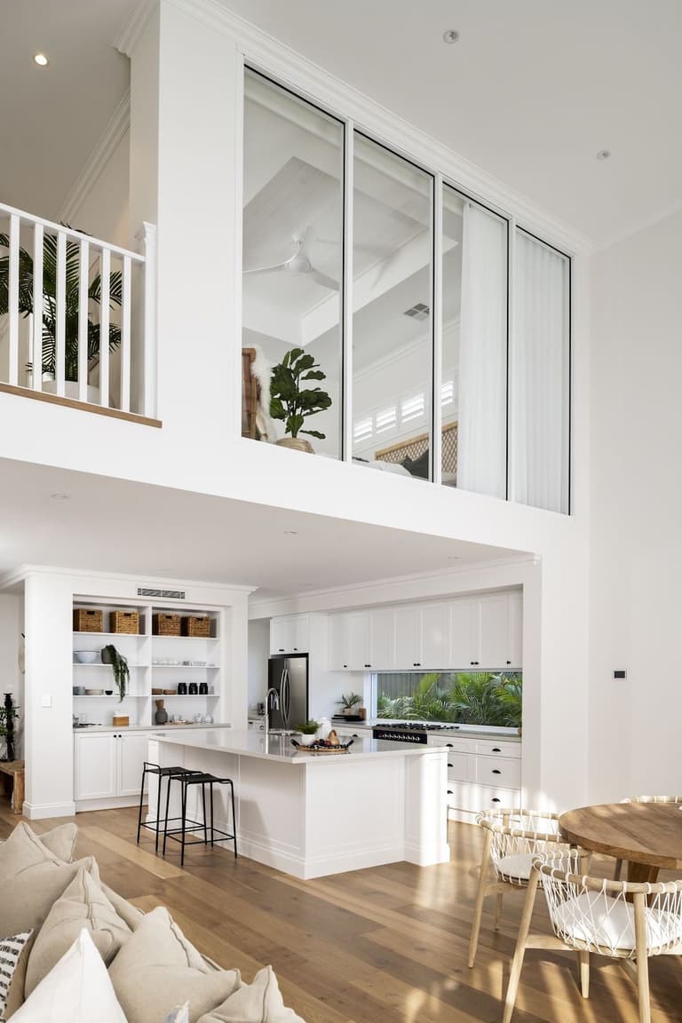 total look blanc séjour spacieux lumineux mezzanine baies vitrées parquet boisé deco lumineuse méditerranéenne