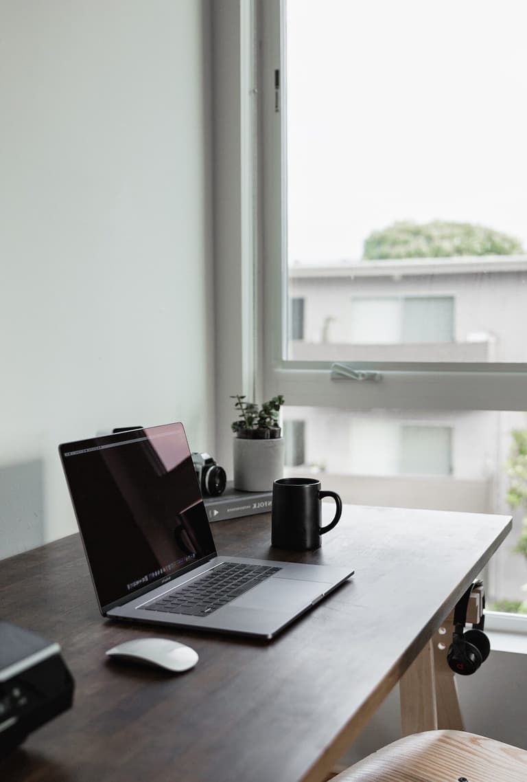 bureau deco intérieure table bois ordinateur tasse noire pièce lumineuse