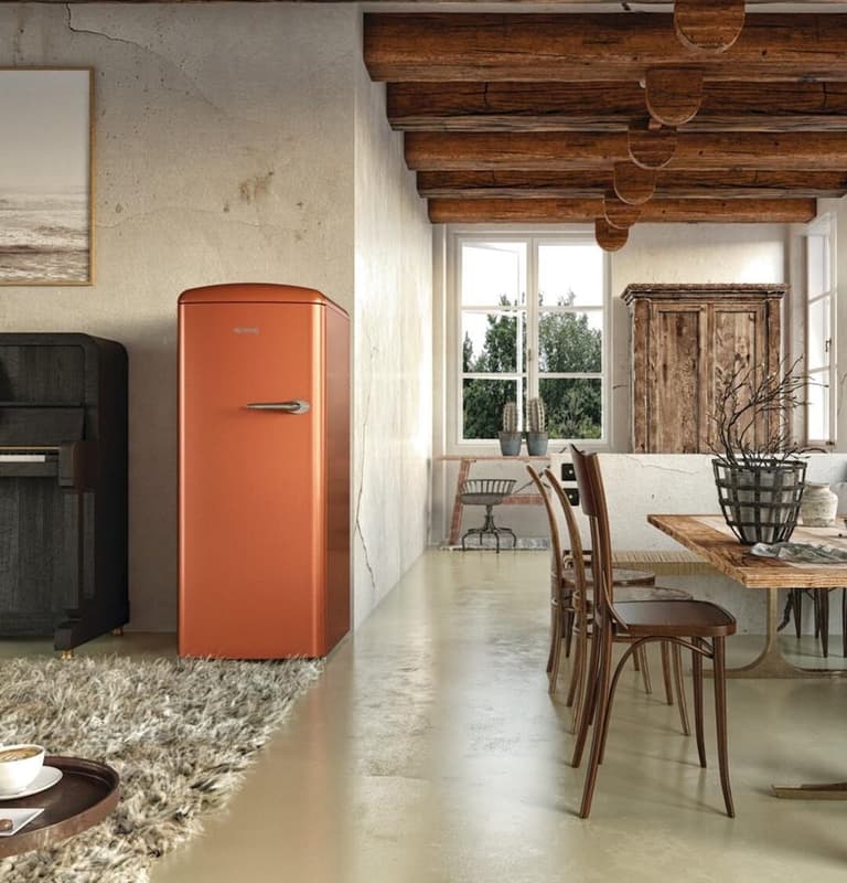 cuisine ouverte rustique champêtre poutre bois apparente plafond frigo rouge terracotta piano noir table manger bois