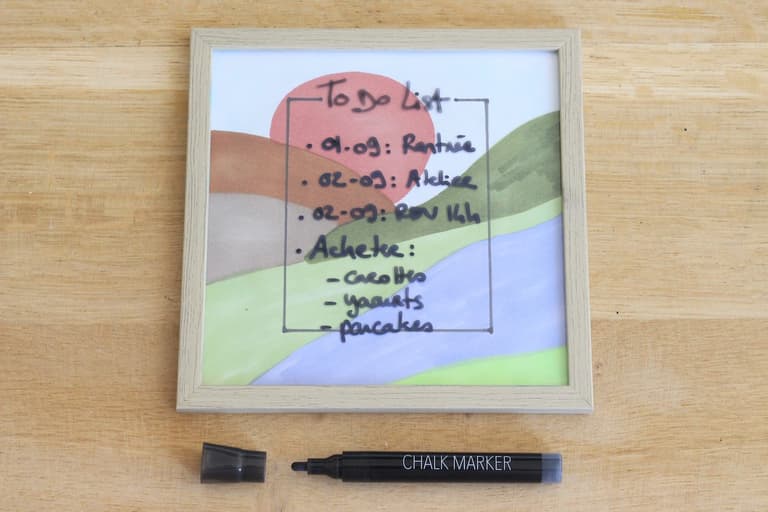 Tableau to do list encadré avec plusieurs rappels écrits au marqueur noir