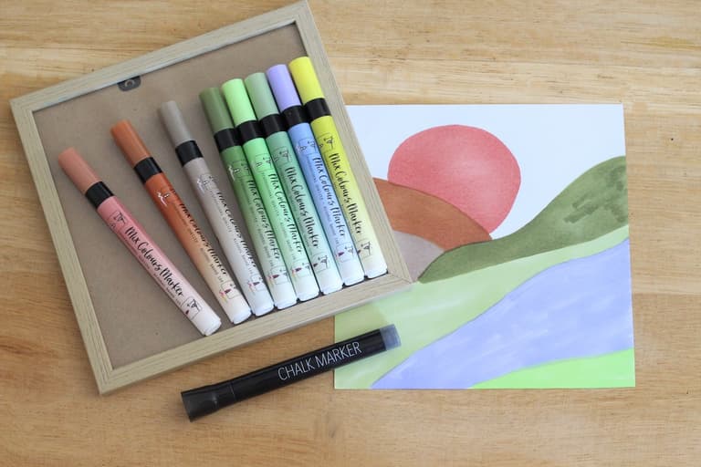 Dessin abstrait terminé avec collines vertes, rivière violette et soleil corail