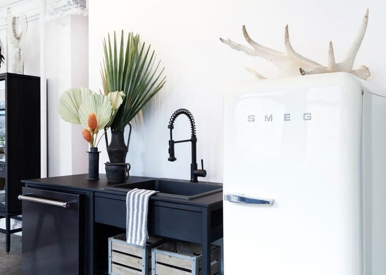 frigo smeg blanc cuisine noir moderne design