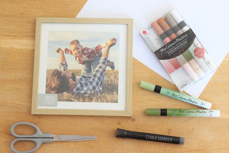 Cadre en bois, feuille blanche, ciseaux et marqueurs colorés préparés pour le DIY