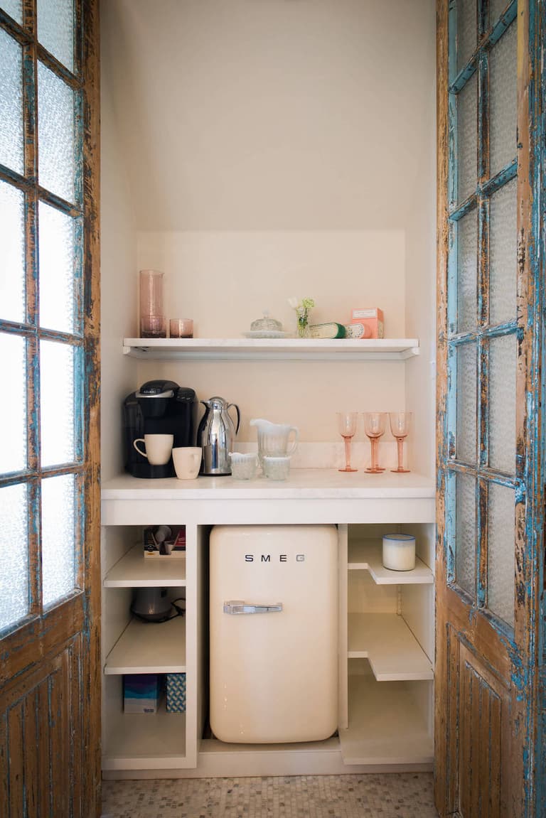 petite cuisine rustique champêtre frigo beige blanc creme mobilier fin blanc