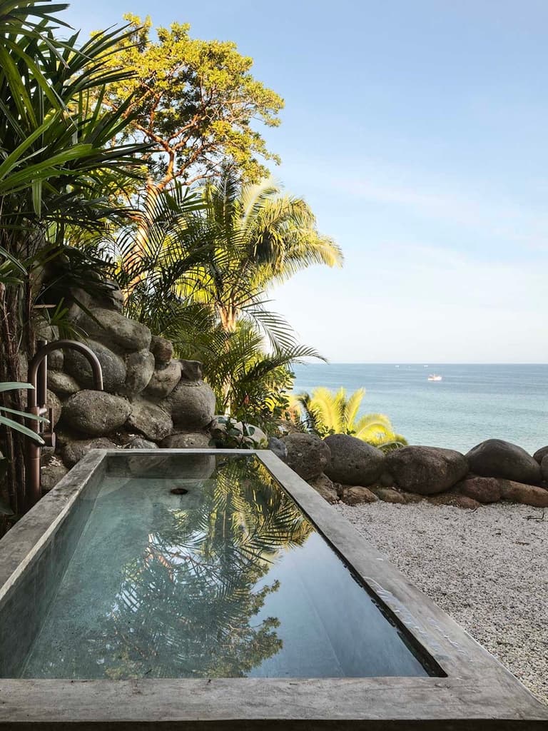 salle de bains vue sur mer béton design
