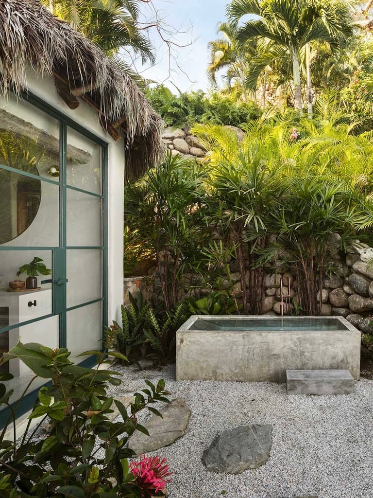 villa Pelicanos baignoire béton extérieur