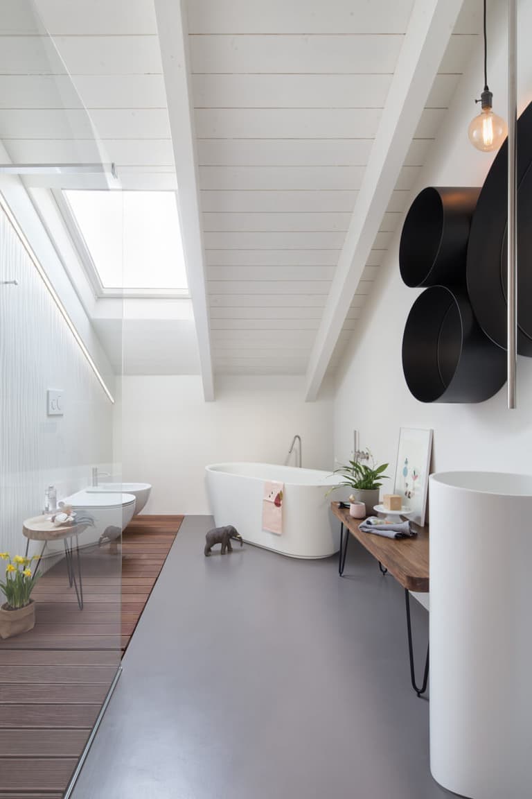aménagement idée salle de bains en longueur baignoire ilot et douche italienne