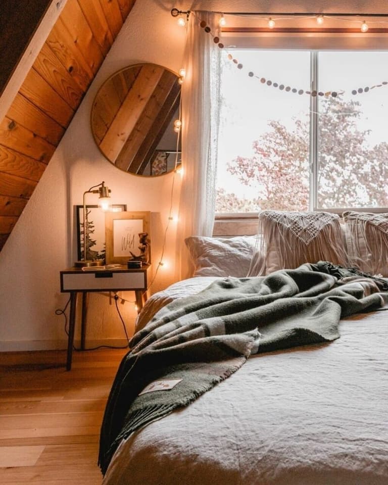 chambre cosy mansardée guirlande lumineuse coussin macramé