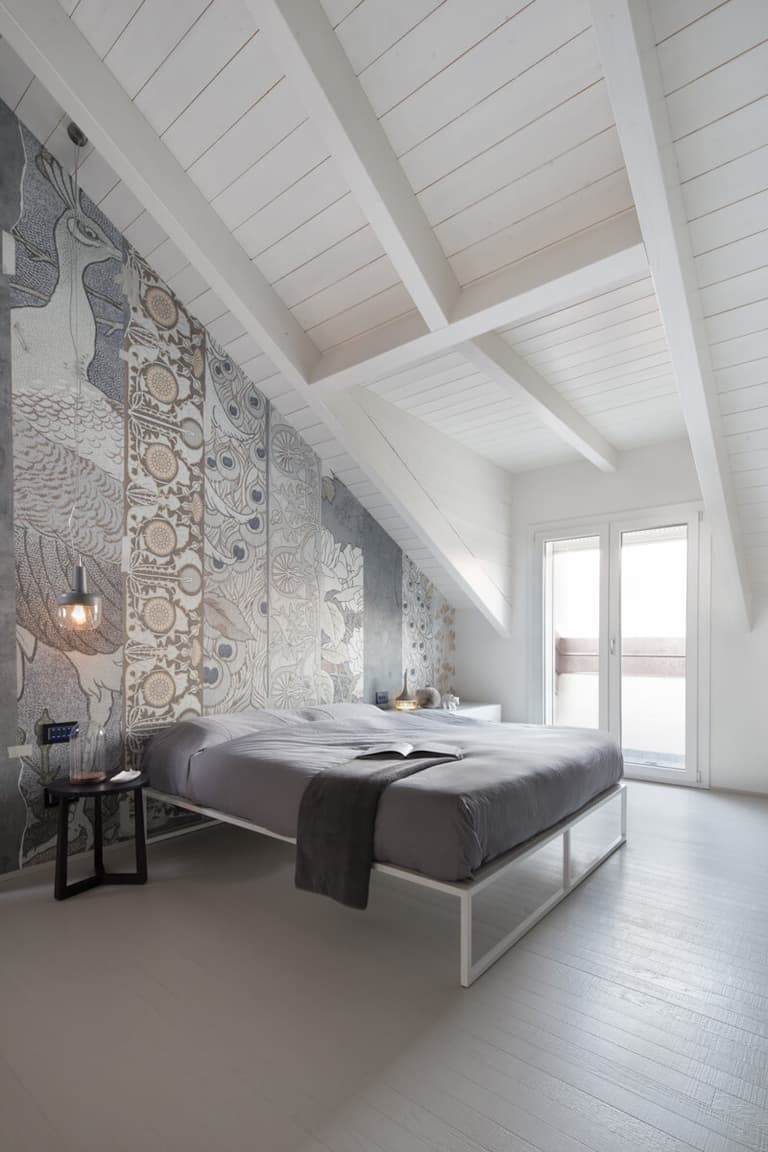 chambre parentale blanche grises sous toits - blog déco
