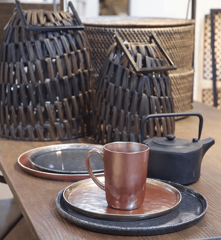 deco chaleureuse assiette ronde noir marron deco moderne