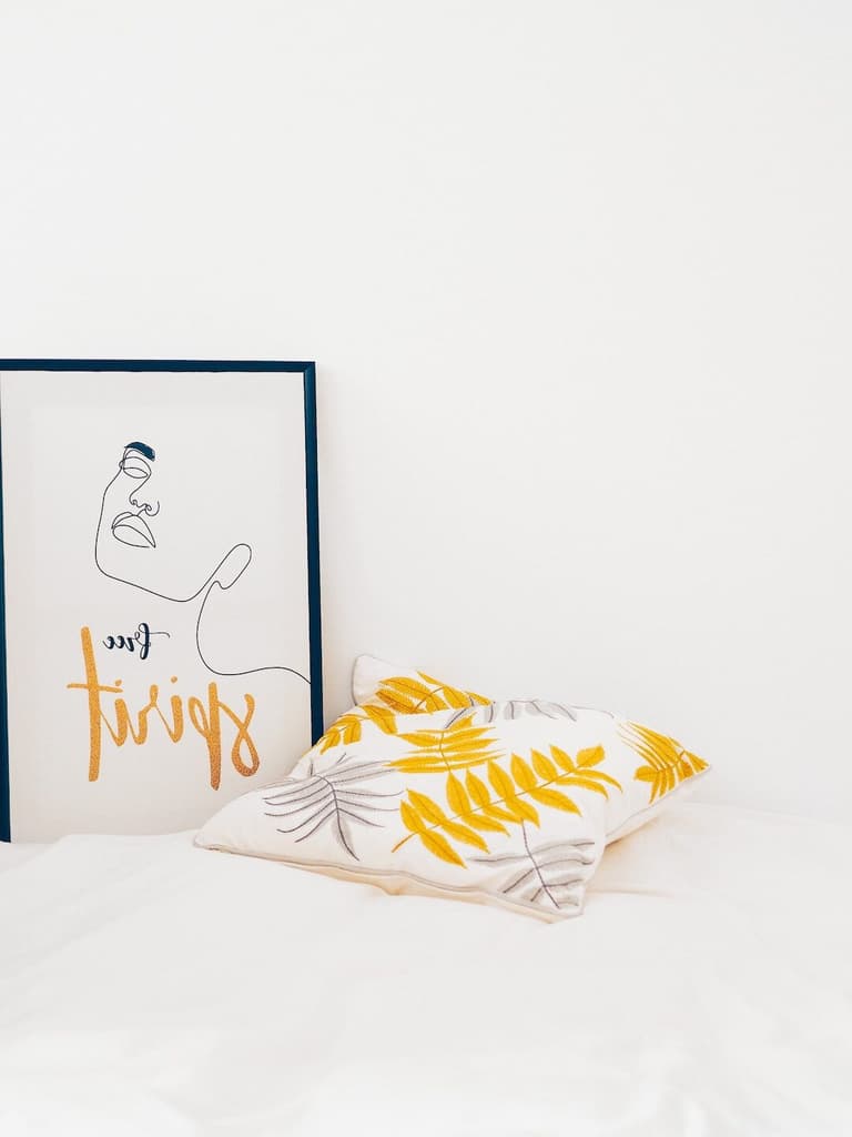 deco coloree jaune blanc noir coussin tableau abstrait