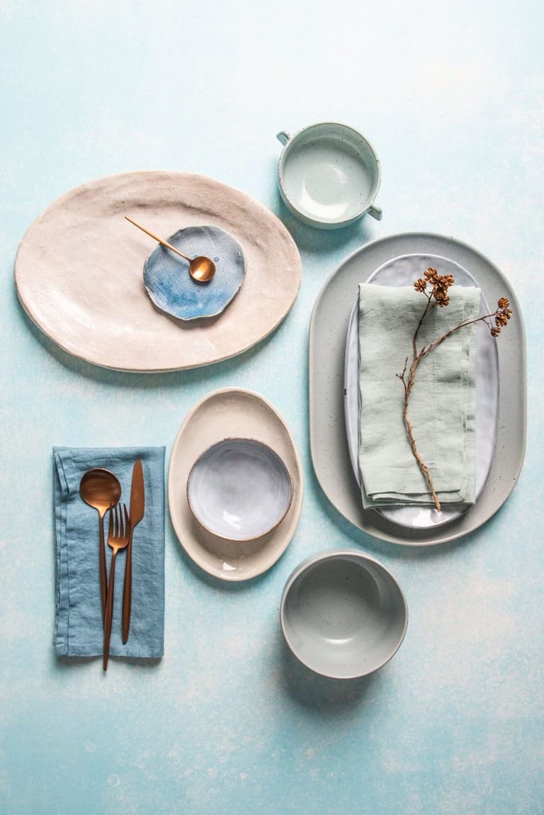 deco de table poudrée pastel rose blanche grès assiette ronde