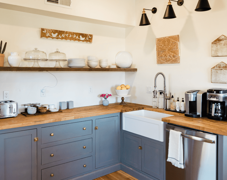 Cuisine bleue tendance avec plan de travail traditionnel bois