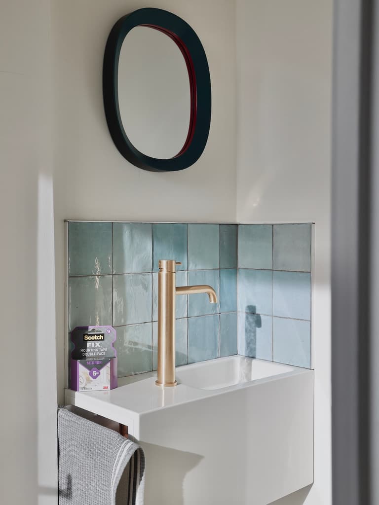 Miroir fixé sans percer sur un mur en béton