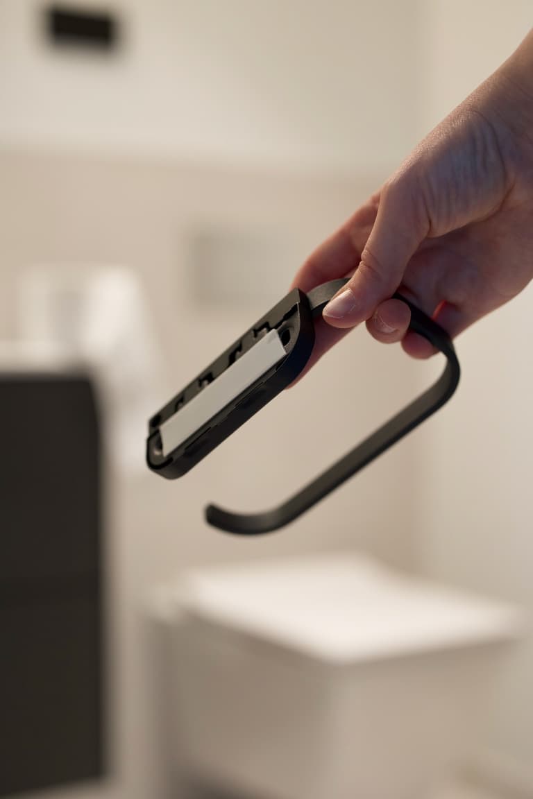 Porte-rouleau fixé au mur sans perçage dans une salle de bain