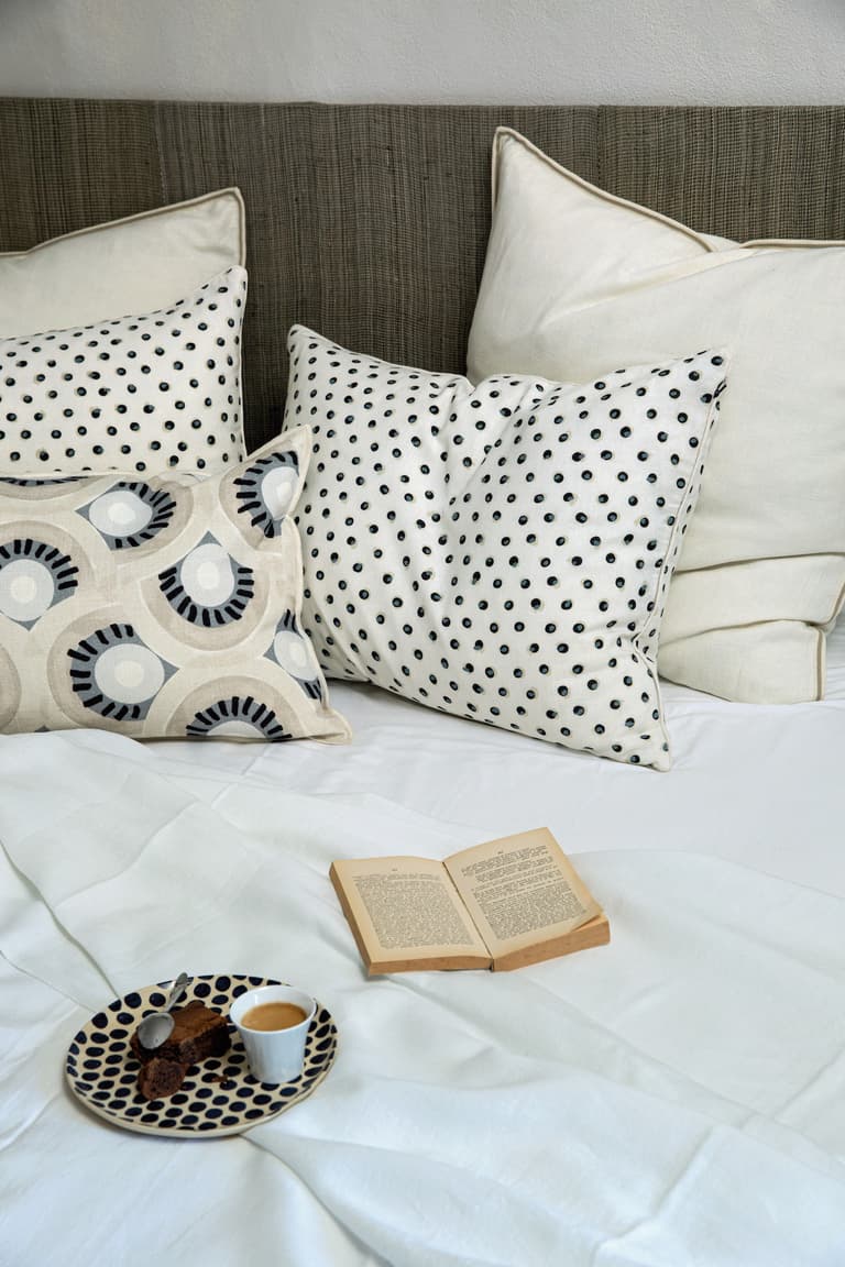 taie oreiller dépareillé lin soie beige noir motif Art Déco 70s