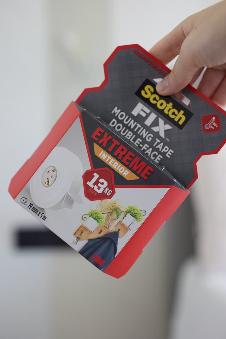 Test d’un ruban adhésif double face pour fixer un objet sans percer