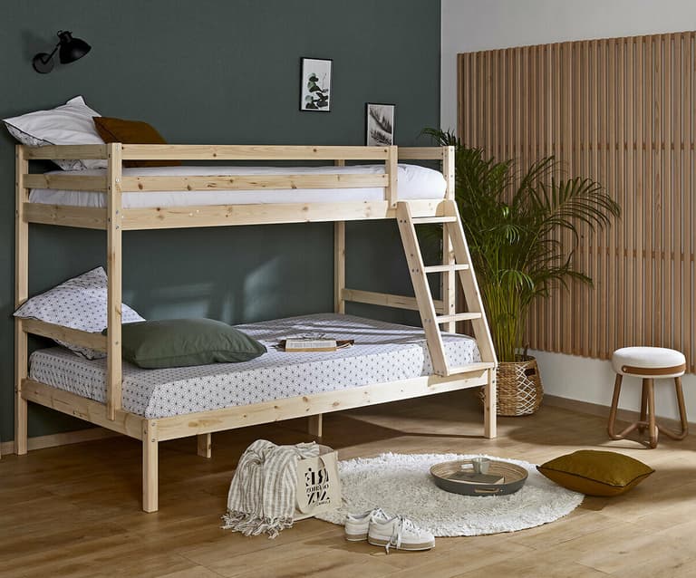 Lit superposé en bois dans une petite chambre d’enfant décorée en vert sapin, avec une ambiance japandi douce et rangée